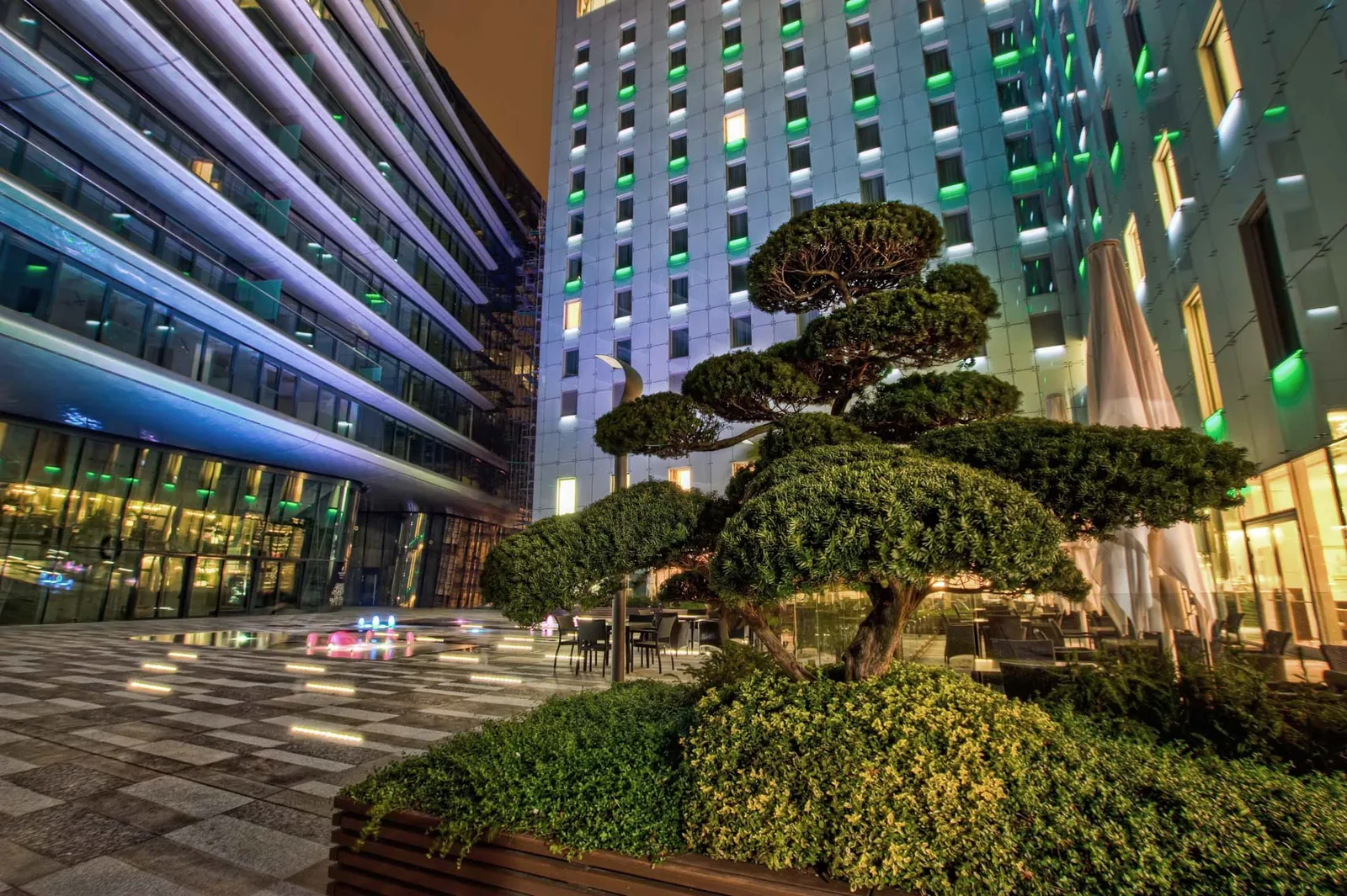 Nádvorie Grand Hotel River Park v noci